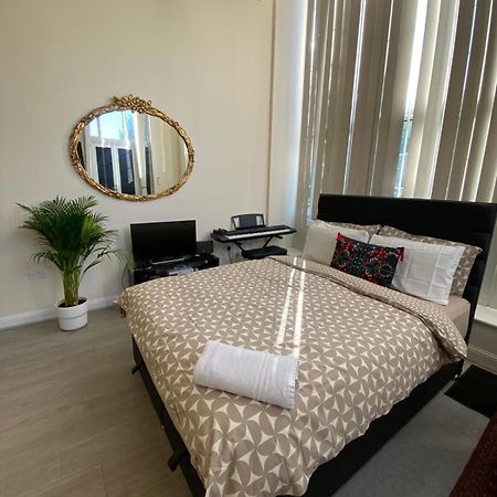 Spacious King Room With Private Entrance - Near Emirates And Camden And King'S Cross - 5 Min To Tube Finchley Buitenkant foto